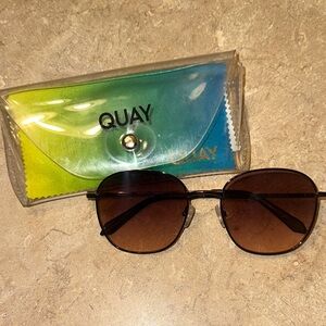 Quay JEZABELL Sunglasses with Case